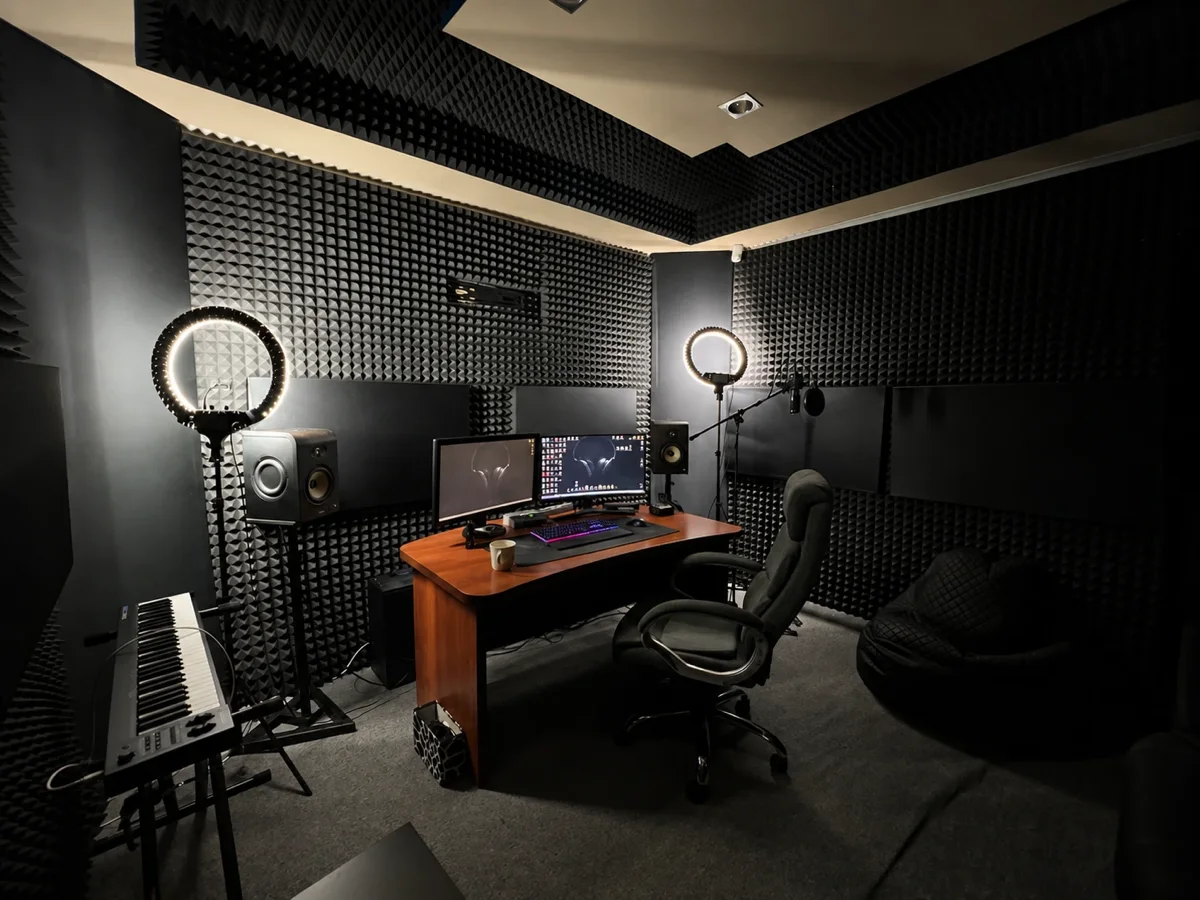 Creative Room: workstation with monitors, keys and a microphone